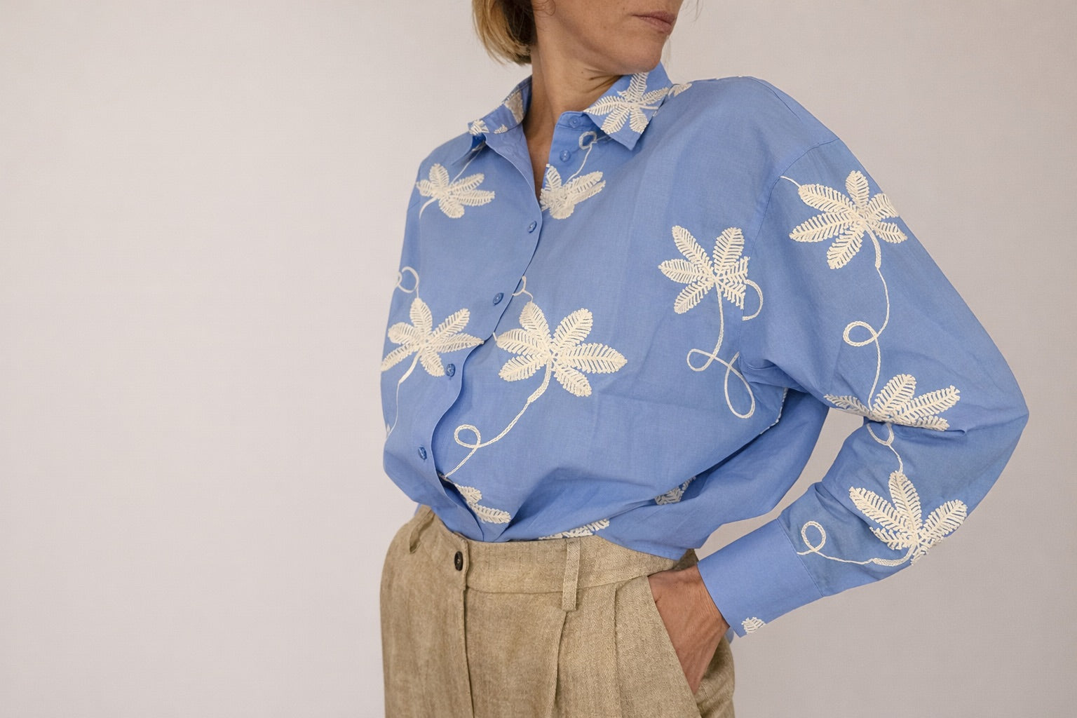 CAMICIA AZZURRA RICAMATA LOLA CASADEMUNT