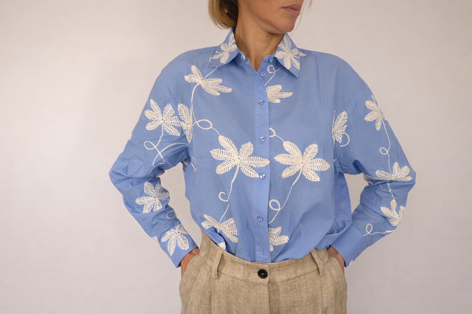 CAMICIA AZZURRA RICAMATA LOLA CASADEMUNT