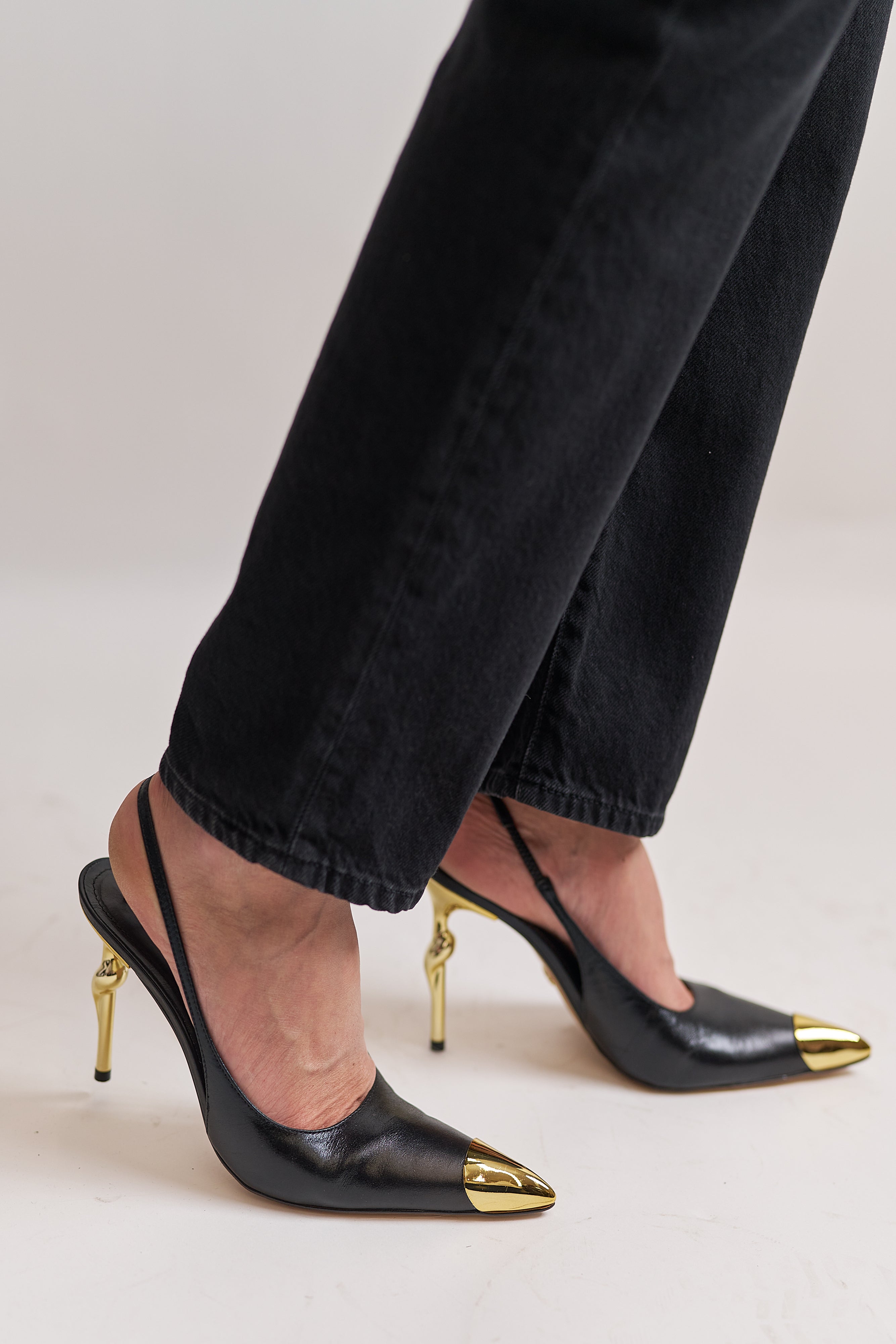 SLING BACK NERA punta oro