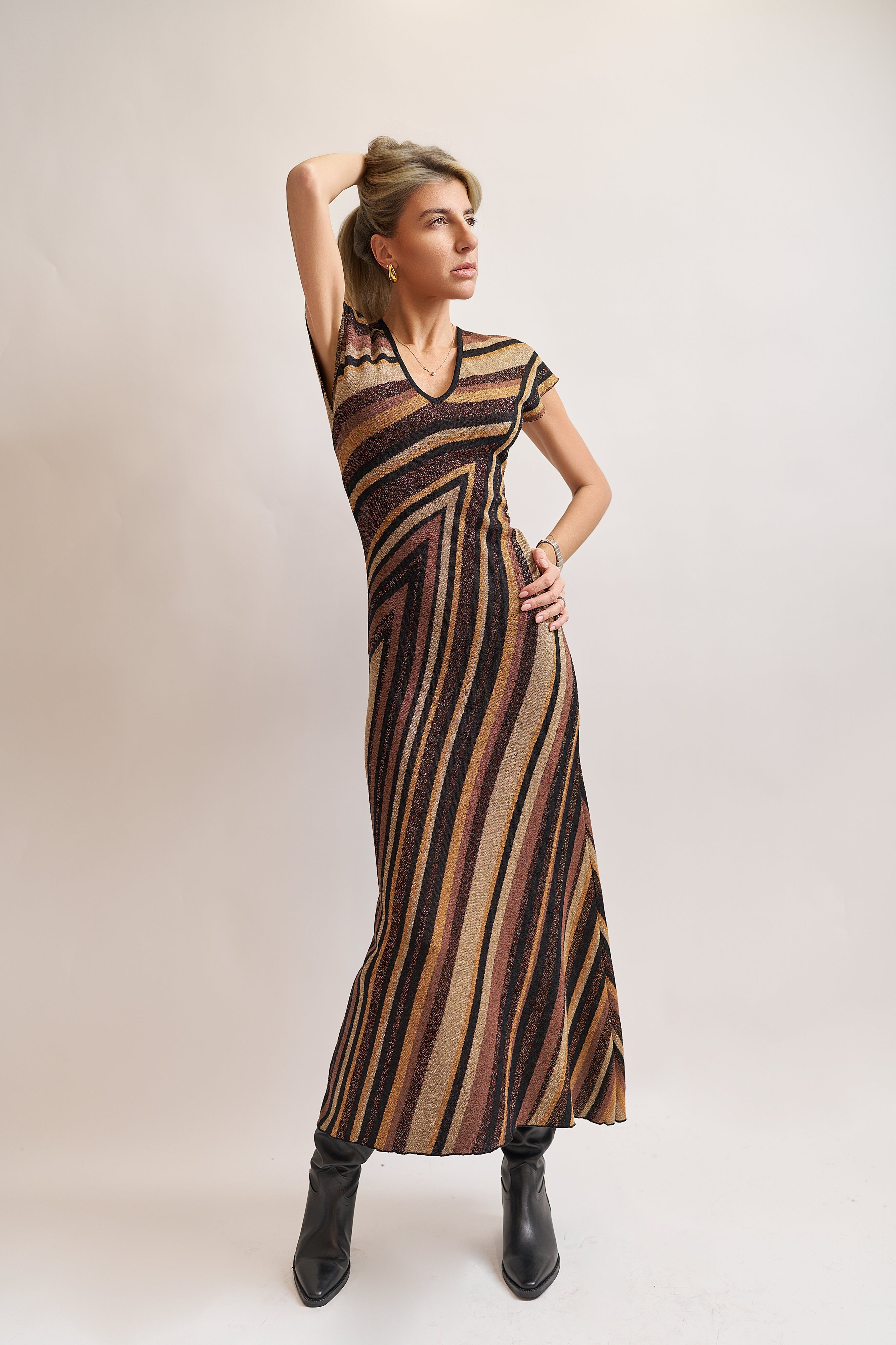 Abito lungo Akep con scollo profondo