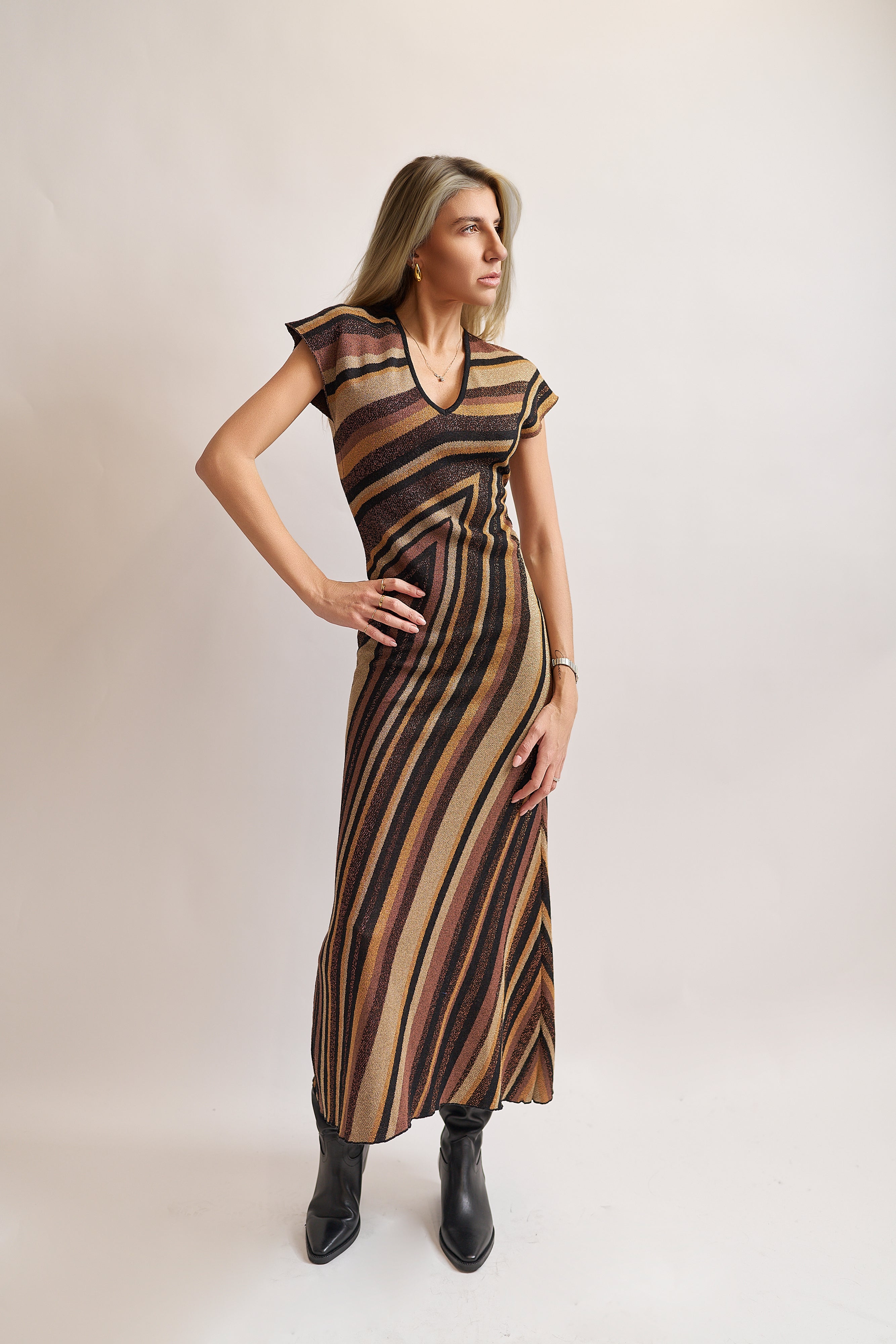 Abito lungo Akep con scollo profondo