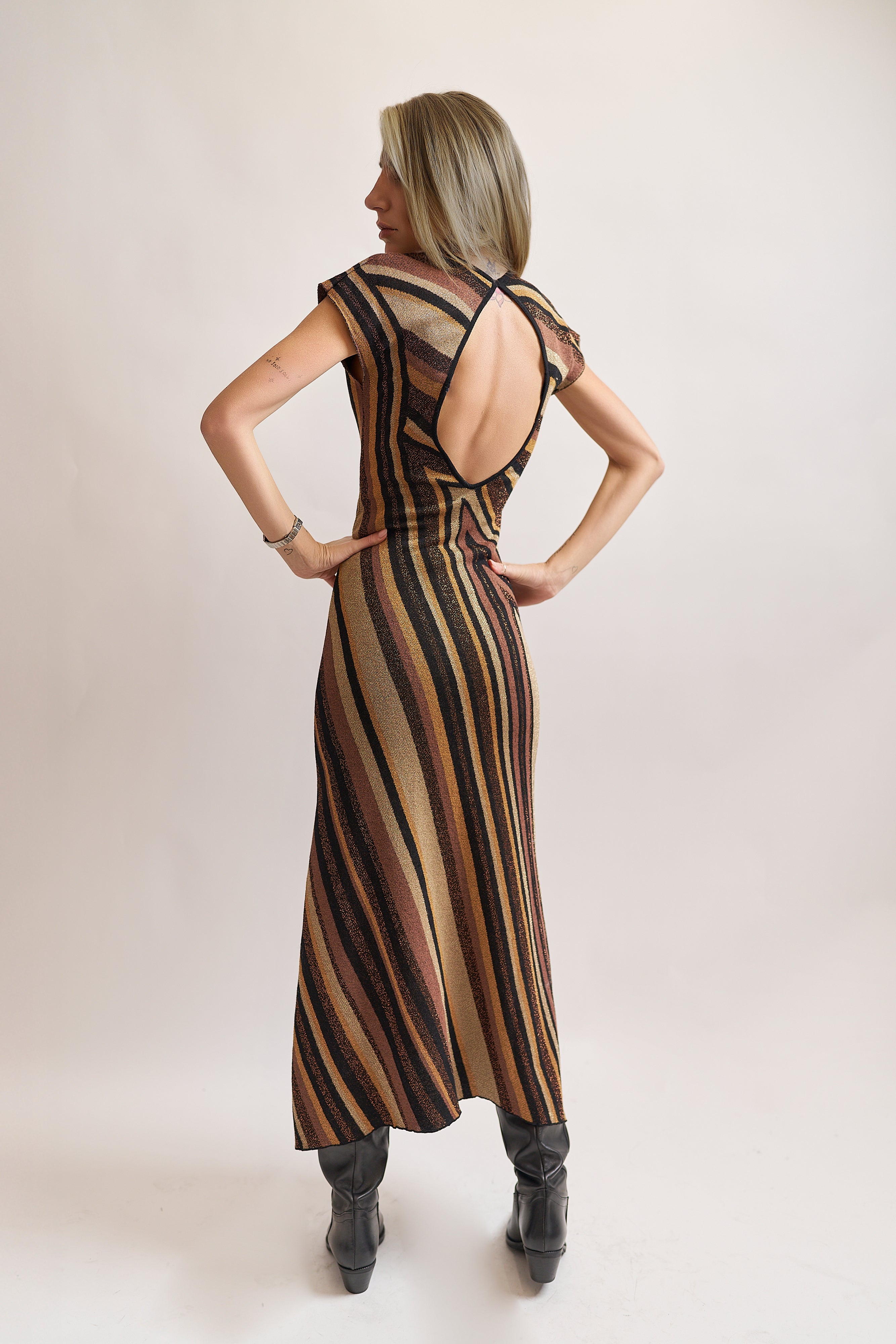 Abito lungo Akep con scollo profondo