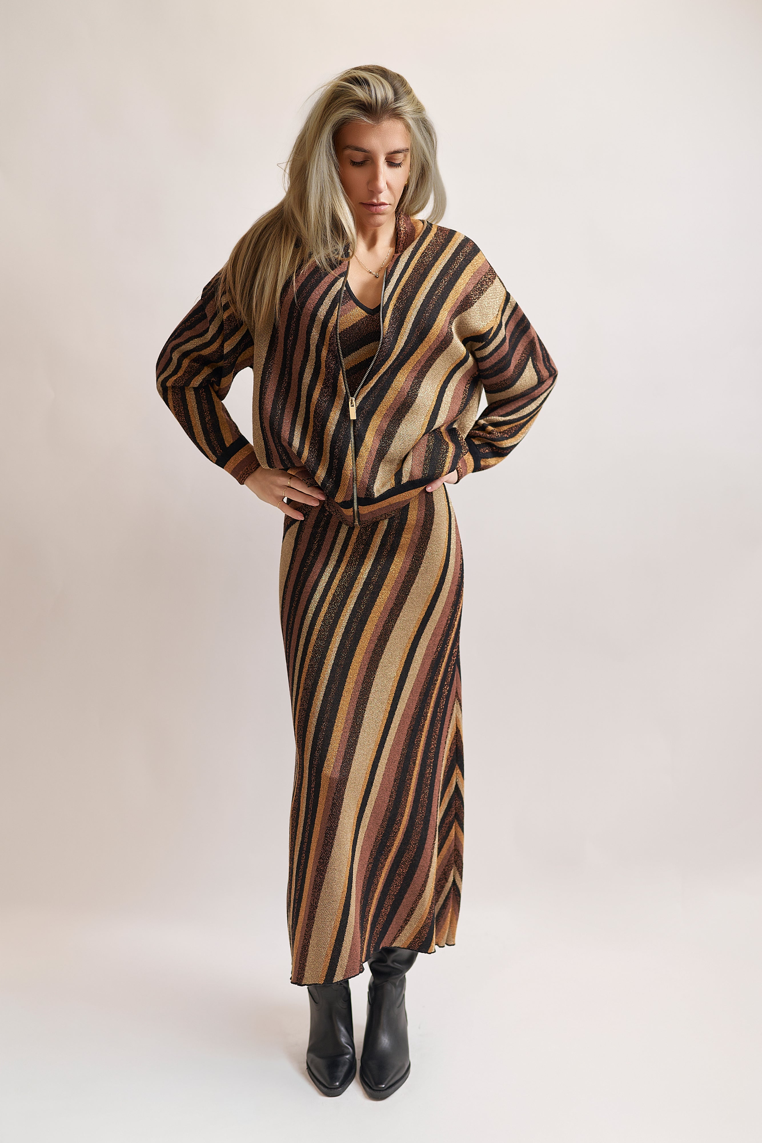 Abito lungo Akep con scollo profondo